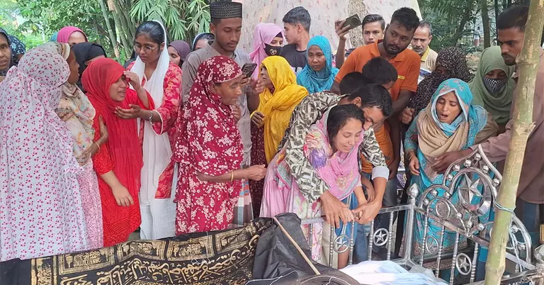 মরদেহের পাশে স্বজনদের আহাজারি